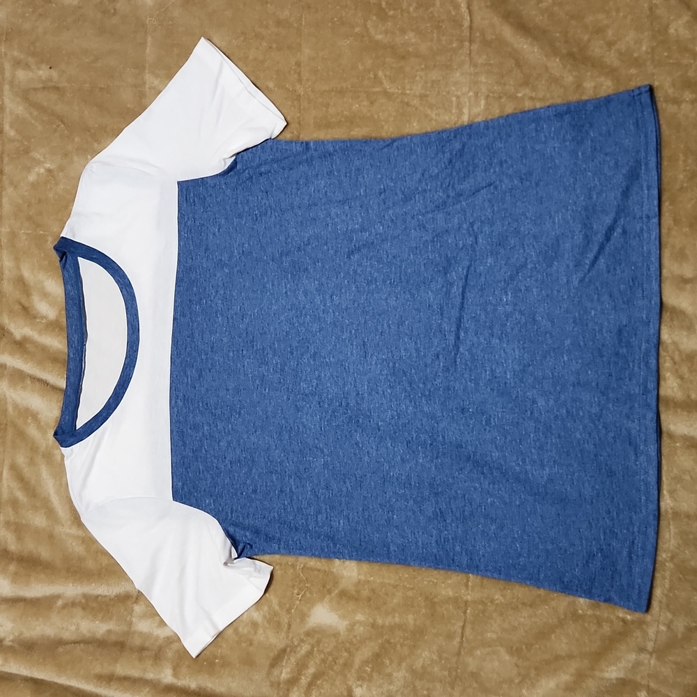White/blue t-shirt
